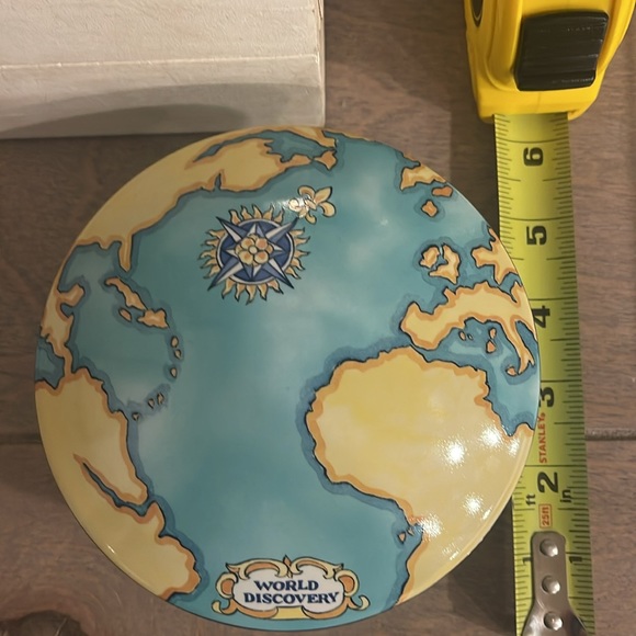 Excellent condition.Perfect gift for graduation or travel enthusiast. - Picture 4 of 4